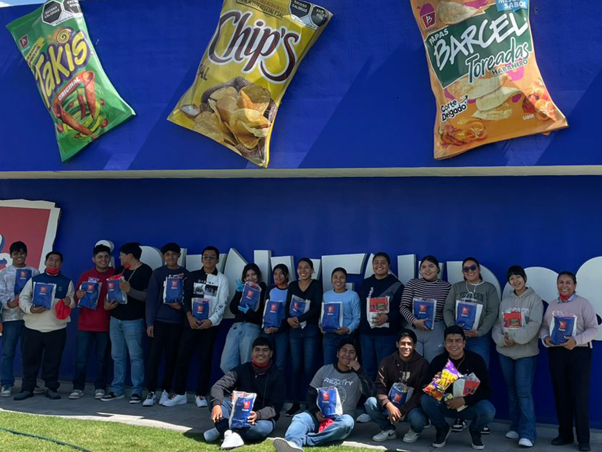 Estudiantes de TI Fortalecen su Formación con Visita Industrial a Barcel y Tía Rosa